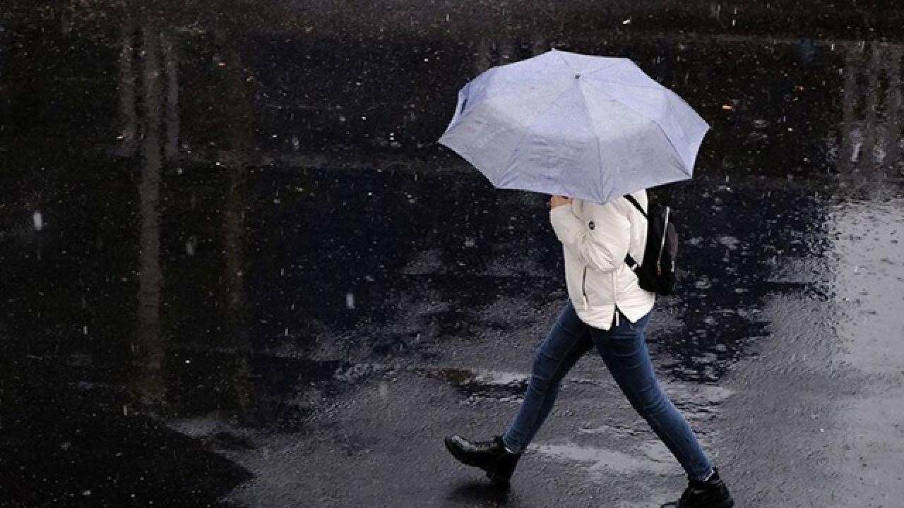 HAVA SICAKLIĞI VE RÜZGAR DURUMU
Hava sıcaklıklarında önemli bir değişiklik beklenmiyor ve ülke genelinde mevsim normallerinin üzerinde seyretmeye devam edeceği tahmin ediliyor. Rüzgarın genellikle kuzeyli yönlerden, Akdeniz kıyıları ile Güneydoğu Anadolu'da güney ve batı yönlerden hafif, ara sıra orta kuvvette eseceği bildiriliyor.
