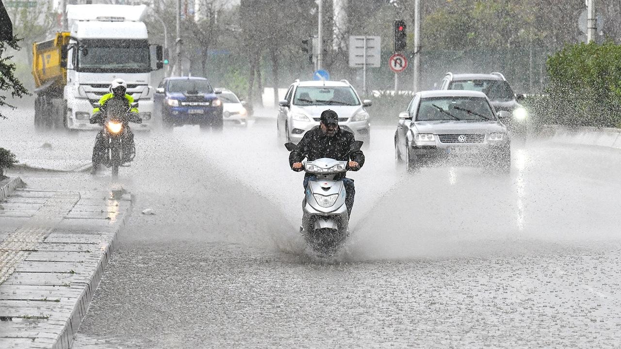 SARI KODLU UYARI NEDİR?
Meteoroloji, Ağrı, Artvin, Erzurum, Giresun, Kars, Ordu, Rize, Trabzon, Ardahan ve Iğdır için sarı kodlu uyarı yayımladı. Sarı kodlu uyarı, hava durumunun potansiyel tehlike oluşturduğunu ve meteorolojik şartlardan etkilenebilecek faaliyetler konusunda dikkatli olunması gerektiğini ifade eder.
