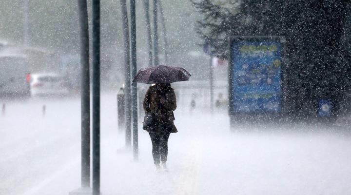 ORTA VE DOĞU KARADENİZ
Parçalı ve çok bulutlu, Doğu Karadeniz ile Ordu, Tokat çevreleri ve Samsun'un iç ve doğusunda yerel sağanak ve gök gürültülü sağanak yağışlı hava bekleniyor. Yağışların; Trabzon, Rize ve Artvin çevreleri ile Giresun'un doğusunda yerel kuvvetli olması bekleniyor.
Amasya: 35°C, Parçalı bulutlu
Artvin: 25°C, Parçalı ve çok bulutlu, aralıklı sağanak ve gök gürültülü sağanak yağışlı, yerel kuvvetli yağış bekleniyor
Samsun: 34°C, Parçalı bulutlu, iç ve doğusu yerel sağanak ve gök gürültülü sağanak yağışlı
Trabzon: 30°C, Parçalı ve çok bulutlu, aralıklı sağanak ve gök gürültülü sağanak yağışlı, yerel kuvvetli yağış bekleniyor
