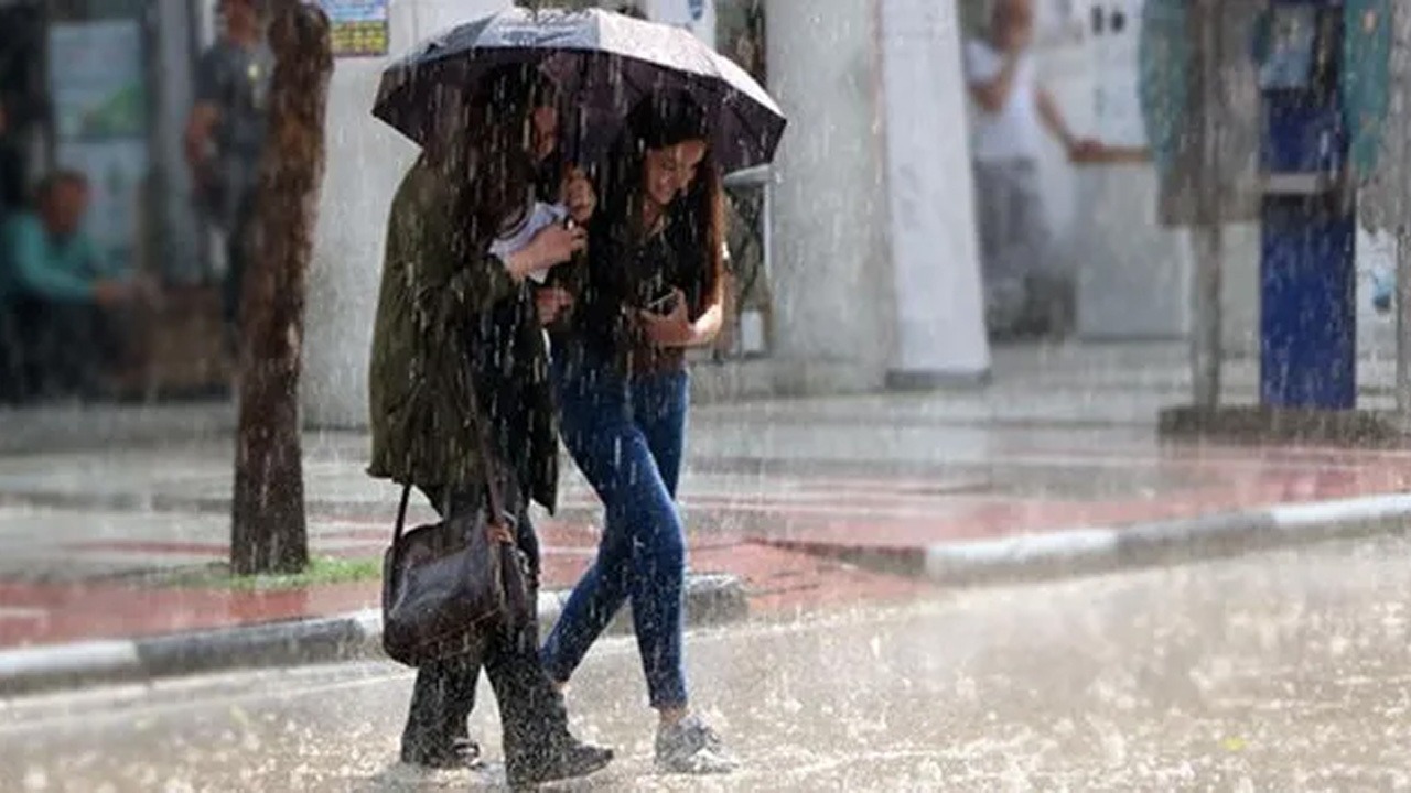 BATI KARADENİZ
Parçalı ve az bulutlu, zamanla iç kesimlerinin yer yer çok bulutlu, öğle saatlerinden sonra iç kesimlerinin yerel sağanak ve gök gürültülü sağanak yağışlı geçmesi bekleniyor.
Bolu: 34°C, Parçalı, zamanla çok bulutlu, öğleden sonra yerel sağanak ve gök gürültülü sağanak yağışlı
Düzce: 35°C, Parçalı, zamanla çok bulutlu, öğleden sonra yerel sağanak ve gök gürültülü sağanak yağışlı
Sinop: 30°C, Parçalı ve az bulutlu
Zonguldak: 31°C, Parçalı ve az bulutlu, öğleden sonra iç kesimlerinin yerel sağanak ve gök gürültülü sağanak yağışlı geçmesi bekleniyor.
