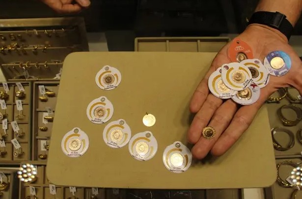 GRAM ALTINDA BÜYÜK KAZANÇ
Yatırımcılar altın fiyatlarındaki bu dalgalanmaları yakından izlerken, Altın ve Para Piyasaları Uzmanı Şirin Sarı, altının yılbaşından bu yana gösterdiği performansa dikkat çekti. Sarı, ons altının yaklaşık yüzde 20, gram altının ise yüzde 35 değer kazandığını belirtti. Özellikle son haftalarda yeni zirvelerin görüldüğüne işaret eden uzman, yatırımcıların bu yükselişi nasıl değerlendirmesi gerektiğine dair önemli açıklamalarda bulundu.
