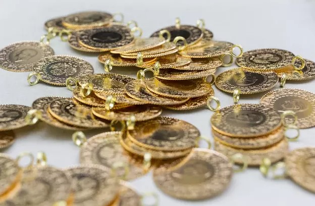 GELECEK DÖNEM ALTIN TAHMİNLERİ
Şirin Sarı, 2025 yılı başlamadan önce gram altının 3.500 TL bandını aşabileceğini öngörüyor. Çeyrek altının ise 6.000 TL seviyelerine yaklaşabileceğini belirten Sarı, yatırımcıların altındaki bu yükselişi dikkatle takip etmeleri gerektiğini vurguladı. Altın fiyatlarının gelecekteki seyrini belirleyecek olan faktörler arasında global ekonomik gelişmeler ve merkez bankalarının politikaları büyük bir rol oynayacak.
