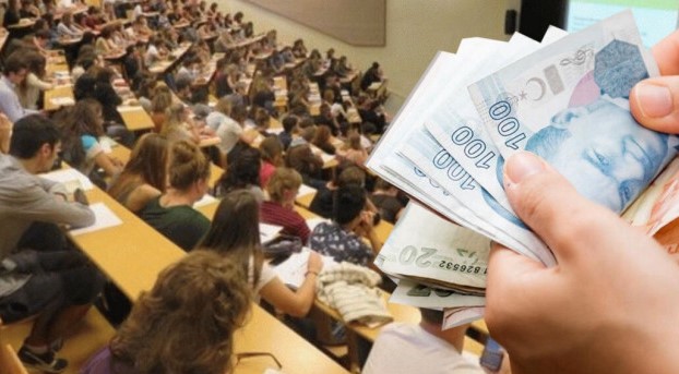 TAKSİTLİ ÖDEME SEÇENEĞİ DAHA PAHALI
Özel üniversitelerin yüksek ücretleri, peşin ödemelerde bile velileri zor durumda bırakırken, taksitli ödemelerde maliyetler daha da artıyor. Koç Üniversitesi, güz dönemi ödemesi yapıldıktan sonra bahar dönemi için Tıp Fakültesi dışındaki programlarda KDV dahil 618.500 TL talep ediyor. Bu durumda, toplam ücret iki taksit halinde ödenirse 1 milyon 156 bin TL'ye çıkıyor.
