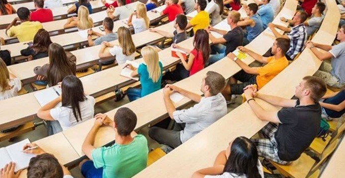SABANCI VE KOÇ ÜNİVERSİTELERİNDE YILLIK ÜCRETLER 1 MİLYONU AŞTI
Sabancı Üniversitesi'nin 2023 yılında 510 bin TL olan yıllık ücreti, 2024-2025 akademik yılı için 1 milyon 100 bin TL’ye yükseldi. Koç Üniversitesi'nde ise 2023 yılında 530 bin TL olan ücret, yeni dönemde 1 milyon 75 bin TL olarak belirlendi. Koç Üniversitesi'nin yarı burslu Tıp Fakültesi'nin ücreti ise 800 bin TL olarak açıklandı. Bilkent Üniversitesi'nin geçen yıl 310 bin TL olan eğitim ücreti, bu yıl 620 bin TL’ye çıktı.