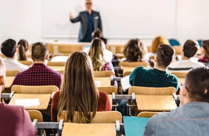 DİĞER ÜNİVERSİTELERİN ÜCRETLERİ
Başkent Üniversitesi'nin Tıp ve Diş Hekimliği fakültelerinin yıllık ücreti 820 bin TL'ye yükseldi. Mühendislik Fakültesi için belirlenen ücret 615 bin TL, Eczacılık Fakültesi için ise 710 bin TL oldu. Okan Üniversitesi'nin pilotaj eğitimi ücreti geçtiğimiz yıl KDV hariç 232 bin TL iken, bu yıl için yeni ücretler henüz açıklanmadı. Ancak, uçuş eğitimi ücretleri yıllık yaklaşık 15 bin Euro olarak belirtiliyor. Konya Karatay Üniversitesi'nin pilotaj eğitimi ücreti bu yıl 400 bin TL'ye çıktı. Uçuş eğitimleri bu ücrete dahil değil ve yıllık maliyeti yaklaşık 2.1 milyon TL’ye denk geliyor.
