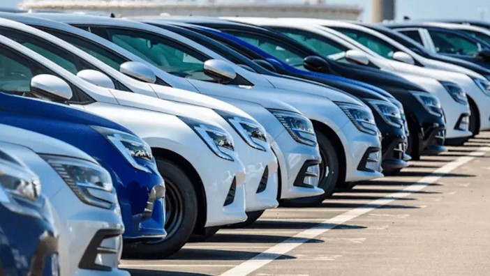 İKİNCİ EL OTOMOBİL FİYATLARI SERT DÜŞTÜ
Son beş yılın en düşük satış rakamlarını gören galericiler, fiyatların düşmesine rağmen eski kazançlarını elde edemiyor. Peki, bu durum ne kadar sürecek? Kritik tarih 31 Ağustos olarak belirlendi. Güvenlik paketi önlemlerinin sona ereceği bu tarihe kadar galericiler, ikinci el otomobil almak için uygun bir zaman olduğunu belirtiyor. İkinci el araçların marka ve modeline göre fiyatlar yüzde 10 ila 30 arasında değişen oranlarda düşmüş durumda.
