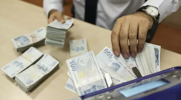 BES'İNİZİ BOZDURMADAN KREDİ KULLANIN
Bu yeni uygulamanın önemli avantajlarından biri, BES’i bozdurmadan kredi kullanma imkanı sunması. Nakit ihtiyacı olan BES katılımcıları, birikimlerini teminat göstererek kredi alabilirler. Böylece, BES birikimleri Alacağın Devri Fonları’nda kalmaya ve değer kazanmaya devam ederken, katılımcılar devlet katkısı almaya da devam edecekler. Krediyi kullanmak isteyen katılımcılar, internet veya banka şubeleri aracılığıyla başvuru yapabilirler.
