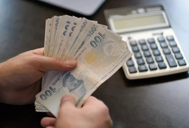 HALKBANK'IN BES TEMİNATLI KREDİ ŞARTLARI
Halkbank, BES teminatlı kredi için başvuran müşterilerden, teminat olarak alınacak BES birikimlerinin talep edilen kredi tutarının 1,2 katı olmasını şart koşuyor. Kredi borcu ödendiğinde, temlik fonunda yer alan tutarlar bu fondan çıkıp katılımcının tercih ettiği BES fonlarına yönlendirilecek. Eğer kredi borcu ödenmezse, banka blokeli şekilde temlik fonunda değerlenen payların satışını talep edebilecek ve banka alacağını tahsil edecek.
