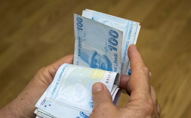 ÖZEL LİSELER YÜZDE 100 ZAMLANDI
Sözcü'de yer alan habere göre, Türkiye'deki yabancı okulların ücretleri geçen yıla göre yüzde 100’den fazla zamlandı. 2024-2025 eğitim döneminde çocuklarını Amerikan, Fransız, Alman liseleri gibi yabancı okullara kayıt ettirmek isteyen veliler, yüksek eğitim ücretleri karşısında kara kara düşünüyor.
