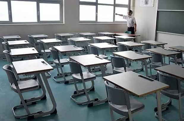 VAKIF ÜNİVERSİTELERİNDE ÜCRETLER 1 MİLYONU AŞTI
Özel okul ücretlerine gelen zamlara bir yenisi daha eklendi. Vakıf üniversitelerinin bir yıllık ücretleri kamuoyuna yansıdı. Sabancı Üniversitesi'nin yıllık ücreti 1 milyon 100 bin TL, Koç Üniversitesi'nde bir yıllık eğitim ücreti ise 1 milyon 75 bin TL olarak açıklandı. Bu yüksek ücretler, veliler için büyük bir mali yük oluşturuyor.

