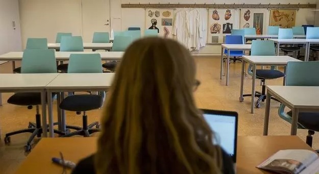 FRANSIZ LİSELERİNİN ÜCRETLERİ TAVAN YAPTI
Yabancı liseler arasında en pahalısı olan Robert Koleji’nin eğitim ücreti, geçen yıla göre yüzde 134.7 zamlanarak 1 milyon lirayı aştı. Geçen yıl peşin ödemede 446.400 lira olan ücret, bu yıl 1 milyon 47 bin 900 liraya ulaştı. Üsküdar Amerikan Lisesi’ne kayıt yaptırmak ise geçen yıla kıyasla yüzde 126.1 zamlanarak 955 bin lira oldu. İstanbul St. Joseph Fransız Lisesi’nde okumak, peşin ödemede 2023-2024 eğitim yılında 380.128 TL iken, 2024-2025 eğitim yılında 920.250 TL’ye çıktı. Notre Dame de Sion’un ücreti ise bir yılda 520 bin lira artırılarak 895 bin TL olarak belirlendi. St. Benoit’in eğitim ücreti 845.500 TL, St. Michel’in 833 bin TL, St. Pulcherie’nin ücreti ise 818 bin 900 TL’ye yükseldi.
