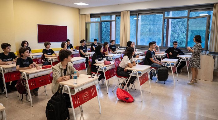 BAZI LİSELERDE YÜZDE 300'Ü AŞAN ZAM
Bazı liselerin fiyatı 1 milyon lirayı aşarken, bazılarına yüzde 300’ü aşan oranlarda zam yapıldı. Milli Eğitim Bakanlığı, özel liselerin ara sınıflarında okuyan öğrencilere yapılacak zam oranlarında sınırlama uygularken, yeni kayıt olacak öğrencilerin ücretlerini belirlemede okullara bir kota koymuyor. Bu nedenle yeni kayıt olan öğrencilerin velileri, açıklanan enflasyon oranının çok üzerinde ücret artışlarıyla karşılaşabiliyor.
