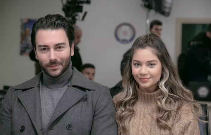 YENİ YÖNETMEN BARAN ÖZÇAYLAN
Birsen Altuntaş’ın haberine göre, Orhan Oğuz’un yerine yönetmen koltuğuna Baran Özçaylan oturdu. Dizinin yönetmen değişikliği, izleyiciler tarafından merakla karşılandı. Baran Özçaylan’ın diziye nasıl bir yenilik getireceği ve izleyicilerin bu değişikliğe nasıl tepki vereceği büyük merak konusu.
