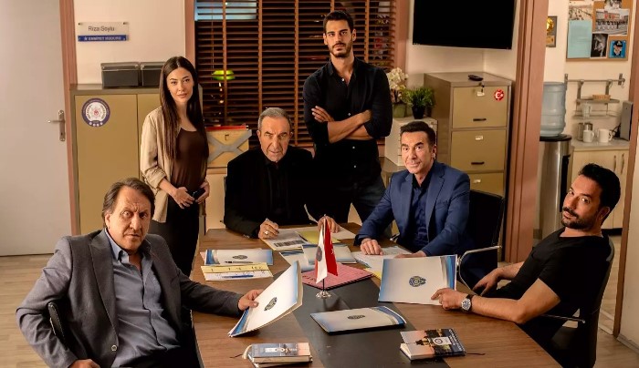 ARKA SOKAKLAR'DA YAPRAK DÖKÜMÜ DEVAM EDİYOR
D Media’nın yapımcılığını üstlendiği "Arka Sokaklar" dizisi, yıllardır televizyon ekranlarının vazgeçilmezlerinden biri olarak izleyicilerin karşısına çıkıyor. Ancak, dizinin 18 yıllık yönetmeni Orhan Oğuz’un ekipten ayrılması, hayranları üzüntüye boğmuştu. Şimdi de dizinin sevilen oyuncularından Tunç Oğuz, diziden ayrıldığını açıkladı. Bu ayrılık, dizinin geleceği hakkında soru işaretlerine yol açtı.

