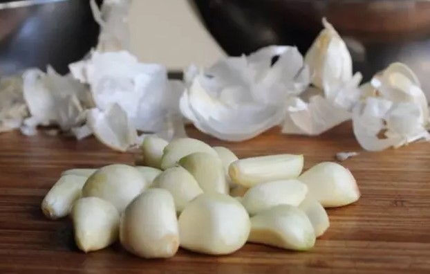 SARIMSAK KABUĞUNUN FAYDALARI
Sarımsak, doğal bir antibiyotik olarak bilinir ve içerdiği bileşikler sayesinde sağlık sorunlarına karşı koruyucu ve tedavi edici etkiye sahiptir. Ancak sarımsak kabukları da en az dişleri kadar değerlidir. Sarımsak kabuklarının sahip olduğu güçlü antioksidan özellikler, genç kalmanıza ve cilt dokusunun gelişimine katkıda bulunur. Sarımsak kabuğunda bol miktarda bulunan quercetin, yaşlanmaya ve ince çizgilere karşı etkilidir.
