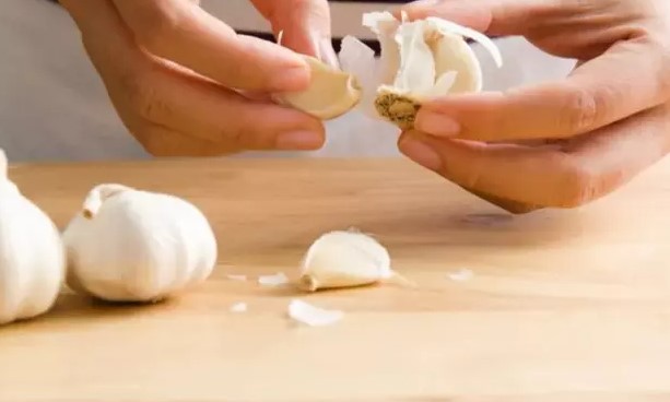 SARIMSAK KABUĞU NASIL TÜKETİLİR?
Sarımsak kabukları çeşitli şekillerde tüketilebilir. Bunlardan biri sarımsak kabuğu çayı hazırlamaktır. Sarımsak kabukları, bitki çaylarına eklenerek veya kaynatılarak suyu çorbalarda kullanılabilir. Ayrıca kurutulan kabuklar, toz haline getirilip çeşitli yemeklerde kullanılabilir.
