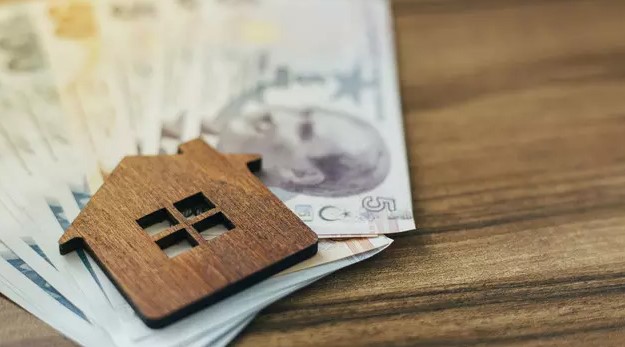 EKONOMİYE KATKI VE YATIRIM DİNAMİKLERİ
Uzmanlar, boş konutlara getirilecek verginin kiralık piyasasına yeni arz getirebileceğini ve bu sayede fiyat artışının yavaşlayabileceğini belirtiyor. Ancak, bu verginin konut yatırımlarını caydırabileceği konusunda da uyarıda bulunuyorlar. Gayrimenkul sektöründe, bu tür vergi düzenlemelerinin yatırımcı davranışlarını nasıl etkileyeceği dikkatle izleniyor.
