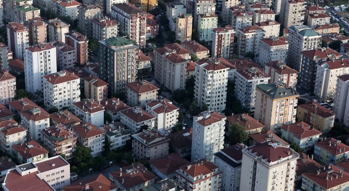 HANEHALKI EN ÇOK KİRAYA PARA HARCIYOR
Türkiye İstatistik Kurumu (TÜİK) 2023 yılı Hane Halkı Tüketim Harcaması verilerine göre, vatandaşların en fazla harcama yaptığı kalem yüzde 23,9 oranıyla konut ve kira. Bu oran, ulaştırma harcamalarını (yüzde 21,9) ve gıda harcamalarını (yüzde 20,6) geride bıraktı. Tek kişilik hanelerde ise bu oran yüzde 31,8’e çıkıyor. Bu veriler, vatandaşların barınma maliyetleri nedeniyle diğer ihtiyaçlarından kısarak kira ödediklerini gösteriyor.
