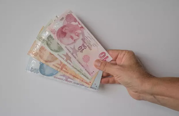 CUMHURBAŞKANI ERDOĞAN'IN SÖZLERİ UMUT YARATTI
Cumhurbaşkanı Recep Tayyip Erdoğan, bu yılı "emekliler yılı" olarak ilan etmiş ve bu açıklama, emekli maaş zammı öncesinde 16 milyon emekli arasında büyük bir heyecan yaratmıştı. Ancak yapılan maaş artışı, SSK ve Bağ-Kur emeklileri için yüzde 24,73, memur emeklileri içinse yüzde 19,31 olarak gerçekleşti ve bu oranlar beklentilerin oldukça altında kaldı.
