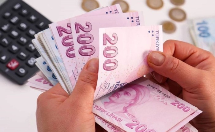 EMEKLİLİK SİSTEMİNDE DEĞİŞİKLİK BEKLENİYOR
Hükümetin emeklilik sistemini değiştirmek için hazırlık yaptığı iddiası, kulislerde büyük bir hareketlilik yarattı. Mevcut sisteme göre, emeklilik yaşı 2036 yılına kadar erkeklerde 60, kadınlarda ise 58 olarak belirlenmiş durumda. Yaş sınırı, 2048 yılına kadar kademeli olarak artacak ve 1 Ocak 2048’de kadın ve erkekler için 65 yaşa eşitlenecek. Ancak Cumhuriyet Gazetesi’nin haberine göre, beklenen düzenlemenin daha çok emeklilere yönelik sosyal yardımlar konusunda olacağı ifade ediliyor. Çalışma ve Sosyal Güvenlik Bakanlığı’nda henüz hazırlanmış bir çalışma olmadığı, bu konunun daha çok AK Parti grubunda konuşulduğu belirtiliyor.

