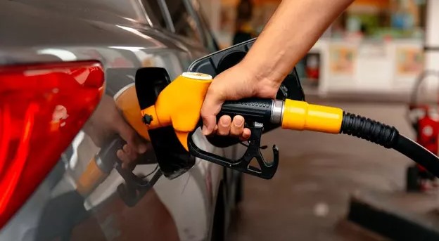 MOTORİNE BEKLENEN İNDİRİM GELDİ
Son günlerde döviz kurlarındaki dalgalanmalar ve petrol fiyatlarındaki değişimler, akaryakıt fiyatlarını da etkilemeye devam ediyor. Araç sahipleri, benzin ve motorin fiyatlarında zam veya indirim olup olmadığını sürekli takip ediyor. Bu süreçte, ÖTV zamlarının ardından motorin fiyatlarında önemli bir indirim haberi geldi. Motorin grubunda yapılan 1 lira 47 kuruşluk indirim, araç sahipleri tarafından memnuniyetle karşılandı.
