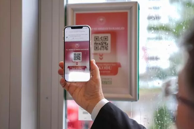 KAREKOD UYGULAMASININ AVANTAJLARI NELERDİR?
Karekod uygulaması, hem tüketiciler hem de işletmeler için birçok avantaj sunmaktadır. Tüketiciler açısından bakıldığında, ürünlerin güvenilirliği kolayca sorgulanabilir hale gelirken, işletmeler de ticari itibarlarını koruma ve artırma fırsatına sahip olacaklar. Ürünün güvenilirliğini ve kalitesini belgelemek, tüketicilerin gönül rahatlığıyla alışveriş yapmalarını sağlayacaktır. Aynı zamanda, işletmeler arasındaki rekabeti de artırarak daha sağlıklı bir ticaret ortamı oluşturacaktır.
