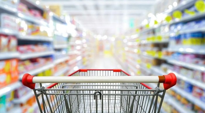 VATANDAŞLAR ŞÜPHELİ ÜRÜNLERİ NASIL BİLDİREBİLİR?
Tüketiciler, karekod uygulaması sayesinde şüpheli ürünleri tespit ettiklerinde, Tarım ve Orman Bakanlığı'na veya Ticaret Bakanlığı'nın ALO 174 GIDA HATTI ve ALO 175 TÜKETİCİ DANIŞMA HATTI'na bildirimde bulunabilirler. Ayrıca, "Tarım Cebimde" uygulaması üzerinden de ihbar ve şikayetlerini iletebilirler. Bu bildirimler sonucunda, ilgili bakanlıklar gerekli denetimleri yaparak sonuçlarını tüketicilere bildirecektir.
