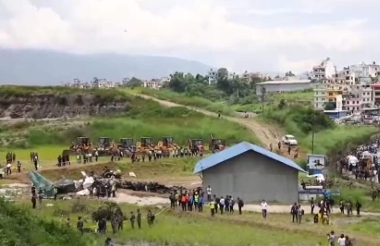 MÜRETTEBAT VE TEKNİSYENLER UÇAKTA BULUNUYORDU
Kazanın meydana geldiği uçakta, 2 mürettebat üyesi ve 17 teknisyen bulunuyordu. Havaalanı Güvenlik Şefi Arjun Chand Thakuri, uçakta yer alan teknisyenlerin, Pokhara'daki bakım kontrolleri için görevlendirildiklerini açıkladı. Bu trajik olay, Nepal havacılık sektörü için büyük bir kayıp olarak kaydedildi.
