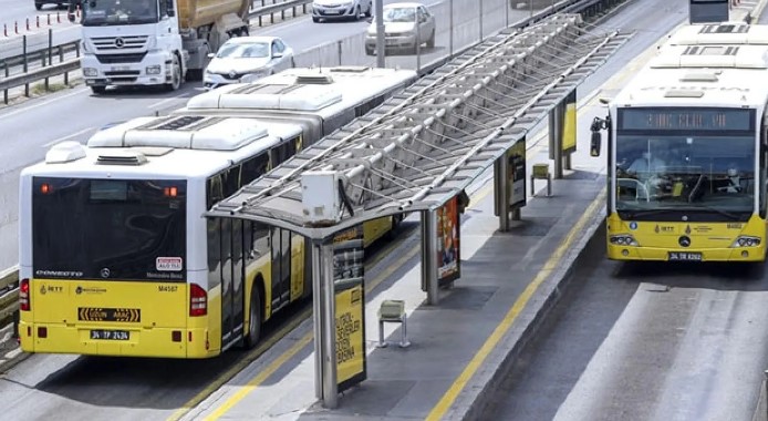 ÖĞRENCİLER İÇİN ZAMLI TARİFE
İstanbul'da yaşayan öğrenciler de zamdan nasibini aldı. Öğrencilerin bir biniş ücreti yüzde 20 oranında artırılarak 10 TL'den 12 TL'ye çıkarıldı. Bu zamla birlikte öğrenci bütçelerine ek bir yük getirilmiş oldu. Ayrıca, öğrencilerin aylık abonman ücreti de 250 TL'den 282,5 TL'ye yükseltildi. Öğrenciler için önemli bir maliyet artışı anlamına gelen bu değişiklik, eğitim masraflarını daha da artıracak.
