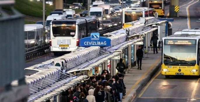 UKOME'NİN ZAM KARARI
UKOME'nin temmuz ayı toplantısında alınan bu karar, toplu taşıma kullanıcıları arasında farklı tepkilere yol açtı. Bazıları, artan maliyetler ve ekonomik zorluklar karşısında bu zammın gerekli olduğunu savunurken, bazıları da zamların vatandaşları zor durumda bırakacağını belirtti. İstanbul'da toplu taşıma, günlük yaşamın vazgeçilmez bir parçası olduğu için, bu zam kararı geniş bir kesimi doğrudan etkiliyor.
