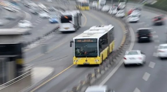 TOPLU TAŞIMADA ALTERNATİF ÇÖZÜMLER ARANIYOR
Zam kararının ardından, toplu taşıma kullanıcıları alternatif çözümler aramaya başladı. Birçok kişi, bisiklet ve scooter gibi alternatif ulaşım araçlarını kullanmayı düşünürken, bazıları da özel araç kullanımına yönelebilir. Bu durum, İstanbul trafiğinde farklı dinamiklerin ortaya çıkmasına yol açabilir.
