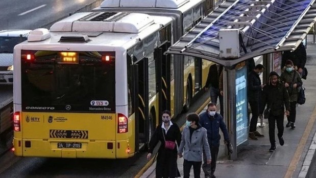TOPLU TAŞIMADA YENİ DÖNEM
Yeni tarifeyle birlikte, İstanbul'da toplu taşıma kullanımında değişiklikler bekleniyor. Zamlı tarifeler, özellikle öğrenciler ve dar gelirli vatandaşlar için ek maliyetler oluşturacak. Toplu taşıma ücretlerine yapılan bu artış, birçok kişinin bütçesini yeniden gözden geçirmesine neden olacak. Özellikle eğitim masraflarıyla birlikte toplu taşıma giderlerinin artması, öğrenci ailelerini de etkileyecek.
