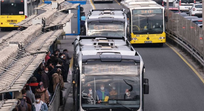 İBB'DEN YENİ AÇIKLAMALAR BEKLENİYOR
İstanbul Büyükşehir Belediyesi'nin zam kararıyla ilgili daha fazla bilgi ve açıklama yapması bekleniyor. Toplu taşıma hizmetlerinin kalitesinin artırılması ve maliyetlerin düşürülmesi yönünde atılacak adımlar, vatandaşların beklentileri arasında yer alıyor. İBB'nin, zam kararının arkasındaki nedenleri ve toplu taşıma hizmetlerinde yapılacak iyileştirmeleri açıklaması, kamuoyunun konuyla ilgili daha net bilgi sahibi olmasını sağlayacaktır.
