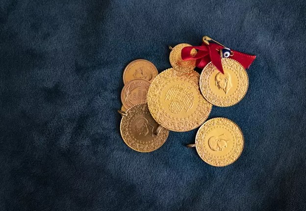 ONS ALTINDA ALIM FIRSATLARI
Memiş, ons altın fiyatlarındaki düşüşlerin de yatırım için uygun fırsatlar sunduğunu belirtti. “Ons altın 2380 dolar seviyelerinin altındaki rakamlar alım için uygun” diyen Memiş, ons altının gerilemesiyle gram altının da düştüğünü, ons altının yükselmesiyle ise gram altının arttığını belirtti. Yıl sonunda gram altın için 3000-3500 TL aralığında bir beklentileri olduğunu ifade etti.
