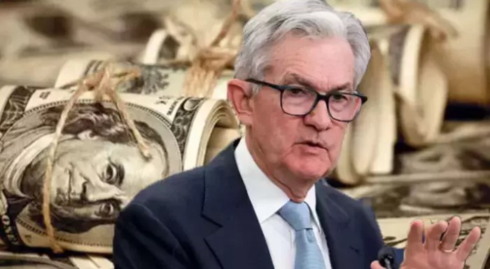 FED FAİZ KARARI PİYASALARI NASIL ETKİLER?
Geçen hafta yayınlanan bir rapora göre, ABD'de enflasyon yavaşlamaya devam ediyor ancak bu, Fed'in faiz oranlarını düşürmesine yetmeyecek. The Conference Board baş ekonomisti Dana Peterson, "Kişisel Tüketim Harcamaları (PCE) fiyat endeksi Haziran 2024'te yavaşlamaya devam etti ve bu durum Fed'i enflasyonun yüzde 2 hedefine doğru ilerlediği yönünde güven veriyor" dedi. Ancak, barınma maliyetleri yavaşlarken, temel hizmet fiyatlarının sabit kaldığı ve ilerlemenin yavaş olduğu belirtildi.

