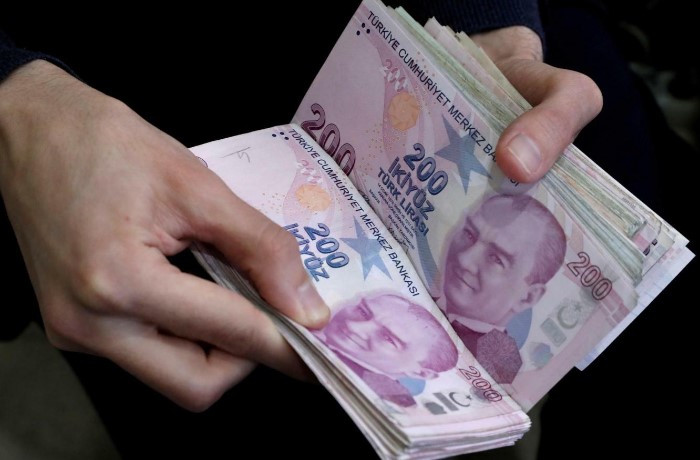 YILBAŞINDA YENİ ZAM BEKLENİYOR
Bu artışın ardından, yurt dışı çıkış harcının 3000, 1500 ve 750 lira gibi rakamlara ulaşabileceği konuşuluyordu. Ancak, ünlü vergi uzmanı Ozan Bingöl, bu konuda net bir rakam açıkladı. Bingöl'e göre, yılbaşında yapılacak zamla birlikte yurt dışı çıkış harcı 750 liraya yükselecek.
