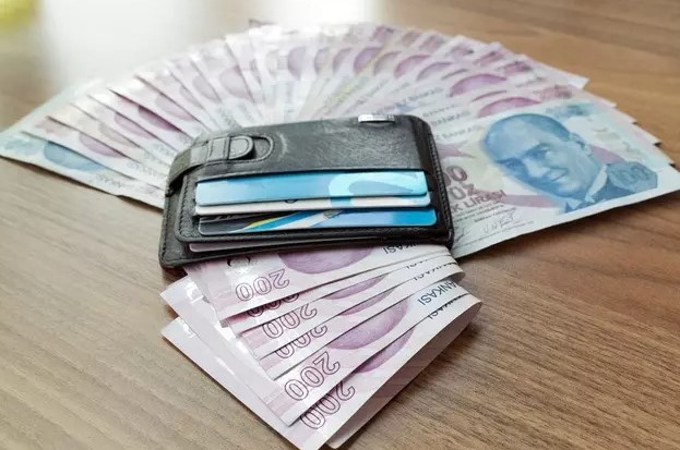 FAİZ ARTIŞLARI VE NAKİT ÇEKİM DÜŞÜŞÜ
Yüksek enflasyon ve sıkı para politikaları, yılın ilk çeyreğinde kredi kartlarından nakit çekim ve kredili mevduat hesaplarına yönelimi artırdı. İhtiyaç kredisi faiz oranlarına kıyasla düşük olan kredi kartı nakit çekim faizlerine 16 Mart'tan itibaren %5 oranında faiz getirildi ve gecikme faizi %5,3'e yükseltildi. Bu düzenlemeler, kredi kartı nakit çekimlerinde etkili oldu. Bankalararası Kart Merkezi (BKM) verilerine göre, yılın ikinci çeyreğinde kredi kartı nakit çekimleri birinci çeyreğe göre %50,11 oranında azaldı. Reel olarak bakıldığında ise bu düşüş %54 olarak hesaplandı.
