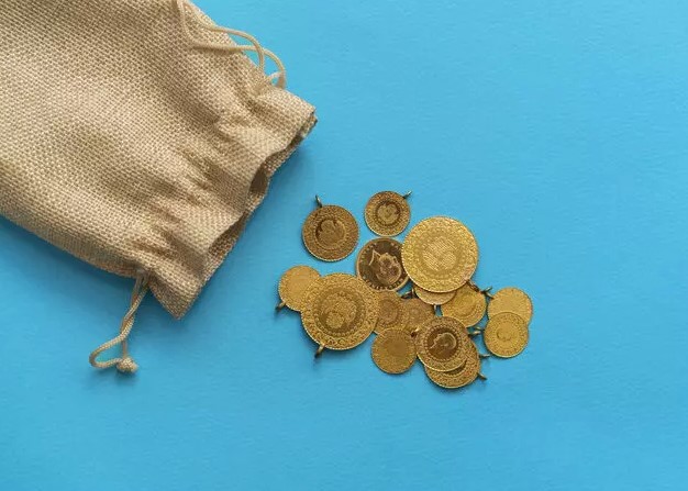 FED TOPLANTISI VE ALTIN FİYATLARI
ABD Merkez Bankası (Fed) toplantısı öncesinde altın fiyatları, yatırımcıların dolara yönelmesiyle bir miktar yükseldi. Altın, Fed'in faiz kararını açıklamadan önce dolardaki artışla baskı altında kaldı. Ons altın şu anda 2.388 dolar seviyesinde bulunuyor. Bu yükseliş, yatırımcıların altın pozisyonlarını artırdığı bir döneme denk geliyor.
