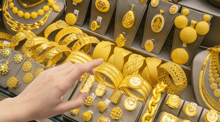 GRAM ALTIN FİYATLARI
Yurt içinde gram altın fiyatları da dikkat çekiyor. 22 ayar gram altın fiyatı 2.525 TL, 24 ayar gram altın fiyatı ise 2.713 TL'den işlem görüyor. Çeyrek altın ise 4.304 TL’den satışa sunuluyor. Kapalıçarşı’da Cumhuriyet altını fiyatı 17.488 TL seviyesinden alıcı buluyor.
