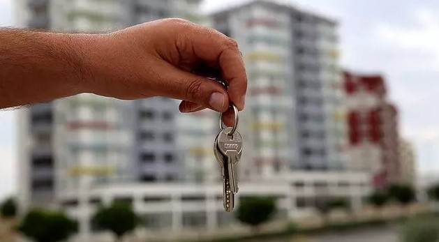 EMLAK SEKTÖRÜNDE DURGUNLUK VE YATIRIM FIRSATLARI
Yüksek faiz oranları ve konut fiyatları, emlak sektöründe durgunluğa neden oluyor. Bu durumu fırsata çevirmek isteyen yatırımcılar harekete geçti. Gayrimenkul sektörü uzmanları, Anadolu’da kampüs ve hastanelere yakın yerlerde 1,5 milyon TL’ye, kira getirisi 10-15 bin TL olan 1+1 dairelerin yatırım için en uygun konutlar olduğunu tavsiye ediyor.
