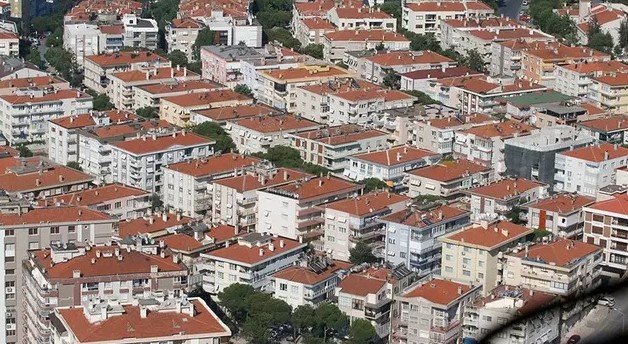 GAYRİMENKUL SEKTÖRÜNÜN GELECEĞİ
Gayrimenkul sektör temsilcileri, konut sektörünün eski günlerine dönebilmesi için faiz oranlarında düşüş ve alım gücünde artış gerektiğini belirtiyor. Ancak bu gelişmelerin kısa vadede gerçekleşmesinin zor olduğu ifade ediliyor. Uzmanlar, yatırım için konut arayanların fiyat, lokasyon ve kira getirisi gibi kritik faktörlere dikkat etmeleri gerektiğini vurguluyor.

