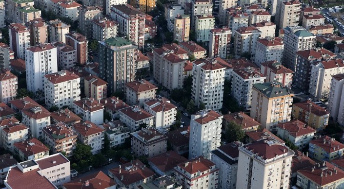 CAZİP YATIRIM FIRSATLARI
Anadolu’daki şehirlerde, üniversite kampüsleri veya şehir hastanelerine yakın yerlerde 1,5 milyon TL civarında 1+1 daireler bulmak mümkün. Gayrimenkul Değerleme Uzmanı Dr. Ahmet Büyükduman, bu dairelerin kira getirilerinin 10-15 bin TL arasında değiştiğini belirtiyor. Geri dönüş süresi yaklaşık 10 yıl olan bu daireler, kira çarpanı açısından cazip ve yatırım fırsatı sunuyor.
