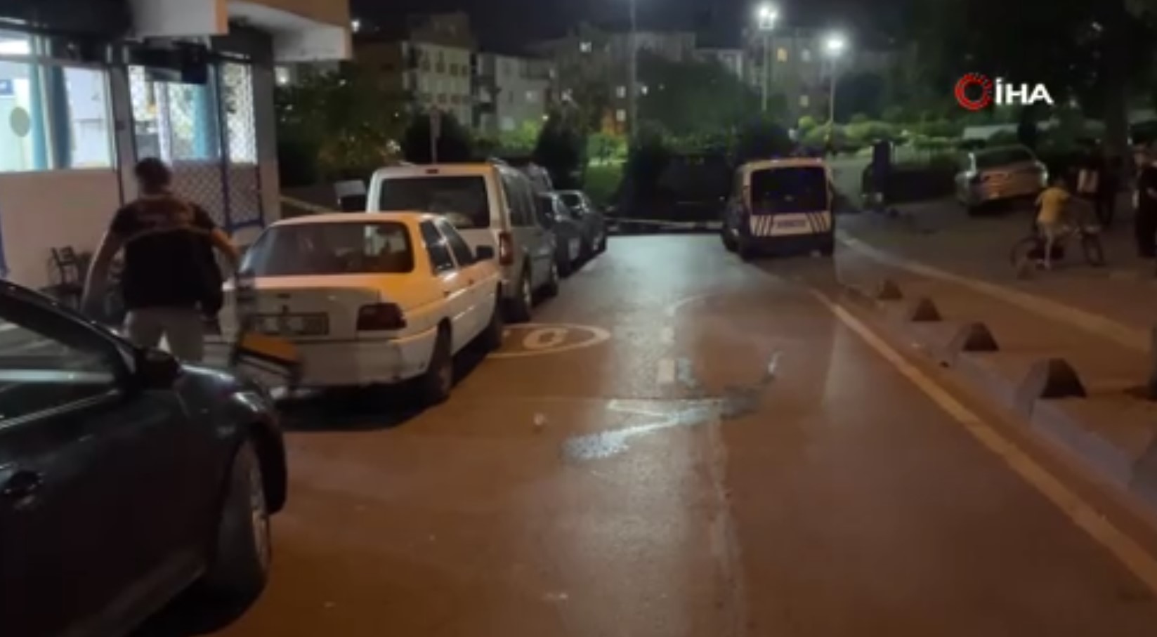 KAVGA, SİLAHLI SALDIRIYA DÖNÜŞTÜ
Olay, saat 22.00 sıralarında Esenler ilçesi Menderes Mahallesi’nde bulunan bir kahvehanede meydana geldi. İddiaya göre, öğlen saatlerinde kahvehanede oyun oynayan bir grup arasında sözlü tartışma yaşandı. Tartışma kısa sürede kavgaya dönüştü ve grubun dağılmasıyla sona erdi. Ancak, akşam saatlerinde hırsını alamayan grup, kahvehaneye geri dönerek silahlı saldırı düzenledi. Saldırıda silahtan çıkan mermiler kahvehanenin camlarına isabet etti, fakat olayda ölen ya da yaralanan olmadı.
