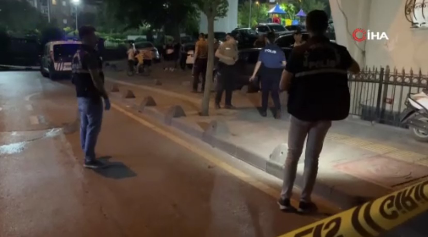 SİLAHLI SALDIRININ NEDENİ
Olayın nedenine ilişkin kesin bir bilgi henüz bulunmamakla birlikte, ilk belirlemelere göre öğlen saatlerinde yaşanan kavganın, akşam saatlerinde silahlı saldırıya dönüşmesine neden olduğu düşünülüyor. Polis, saldırının arkasındaki motivasyonları ve faillerin kimliklerini belirlemek için çalışmalarını sürdürüyor.
