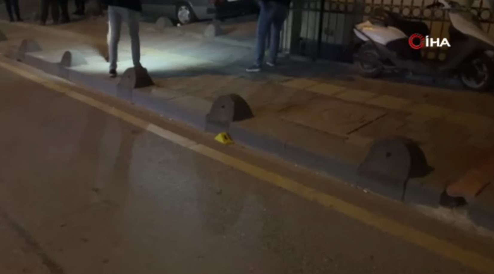ESENLER HALKINDA BÜYÜK TEPKİ
Esenler ilçesinde yaşanan bu olay, mahalle sakinlerinde büyük bir tedirginlik yarattı. Mahalle halkı, güvenlik önlemlerinin artırılmasını ve bu tür olayların tekrarlanmaması için yetkililerin daha etkin önlemler almasını talep ediyor. Özellikle çocukların ve ailelerin yoğun olarak bulunduğu bölgelerde bu tür olayların yaşanması, halk arasında endişeye neden oldu.
