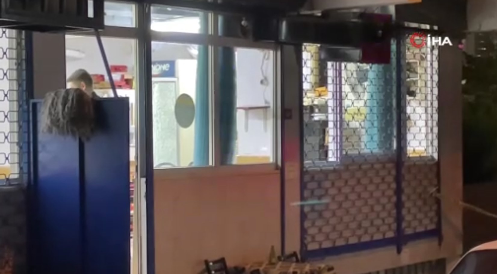 GÜVENLİK ÖNLEMLERİNİN ARTIRILMASI TALEP EDİLİYOR
Mahalle sakinleri, güvenlik önlemlerinin artırılması ve kamu düzeninin korunması için yetkililere çağrıda bulundu. Esenler'de benzer olayların yaşanmaması adına, özellikle akşam saatlerinde polis devriyelerinin artırılması ve kamu alanlarının daha güvenli hale getirilmesi gerektiğini belirtiyorlar.
