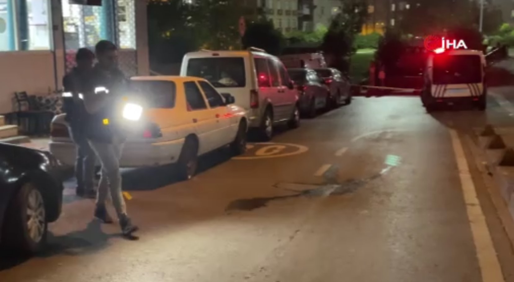 OLAYIN ARDINDAN YAPILAN AÇIKLAMALAR
Olayın ardından yetkililerden yapılan açıklamalarda, saldırının nedenlerinin ve faillerinin tespit edilmesi için çalışmaların titizlikle sürdürüldüğü vurgulandı. Polis yetkilileri, halkın güvenliği için gerekli tüm önlemlerin alındığını ve saldırıyı gerçekleştirenlerin en kısa sürede adalet önüne çıkarılacağını belirtti.
