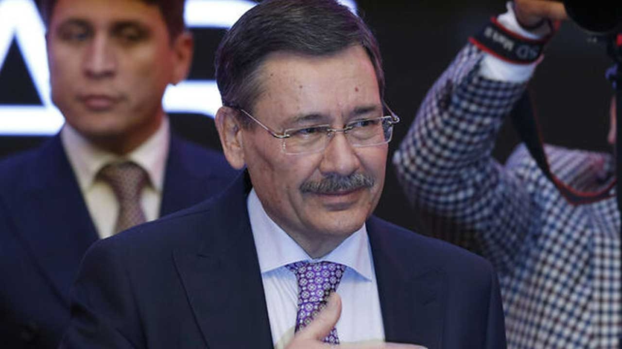 MELİH GÖKÇEK KİMDİR?
1948 doğumlu İbrahim Melih Gökçek, Ankara’nın tanınmış siyasetçilerinden biridir. Babasının mesleği nedeniyle çocukluğunu Gaziantep'te geçiren Gökçek, ilk ve orta öğrenimini burada tamamladı. Ankara Üniversitesi Siyasal Bilgiler Fakültesi’ne giren Gökçek, 1967 yılında Ankara’ya yerleşti. Gazi Üniversitesi Gazetecilik Yüksek Okulu'ndan mezun olan Gökçek, gazetecilik kariyerine yerel Gaziantep Haber Gazetesi'nde başladı. Daha sonra Çalışma Bakanlığı'nda özel kalem müdür yardımcılığı görevinde bulundu.
