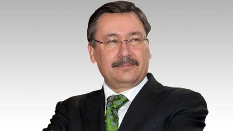 GEÇMİŞ OLSUN MESAJLARI YAĞDI
Melih Gökçek’in geçirdiği bypass ameliyatı sonrası, siyasiler, bürokratlar ve halktan birçok kişi geçmiş olsun dileklerini iletti. Sosyal medyada yapılan paylaşımlarda, Gökçek’in bir an önce sağlığına kavuşması temenni edildi. Uzun yıllar Ankara Büyükşehir Belediye Başkanlığı yapmış olan Gökçek, bu süre zarfında pek çok önemli projeye imza atmış ve geniş bir kesim tarafından tanınan bir isim haline gelmişti.
