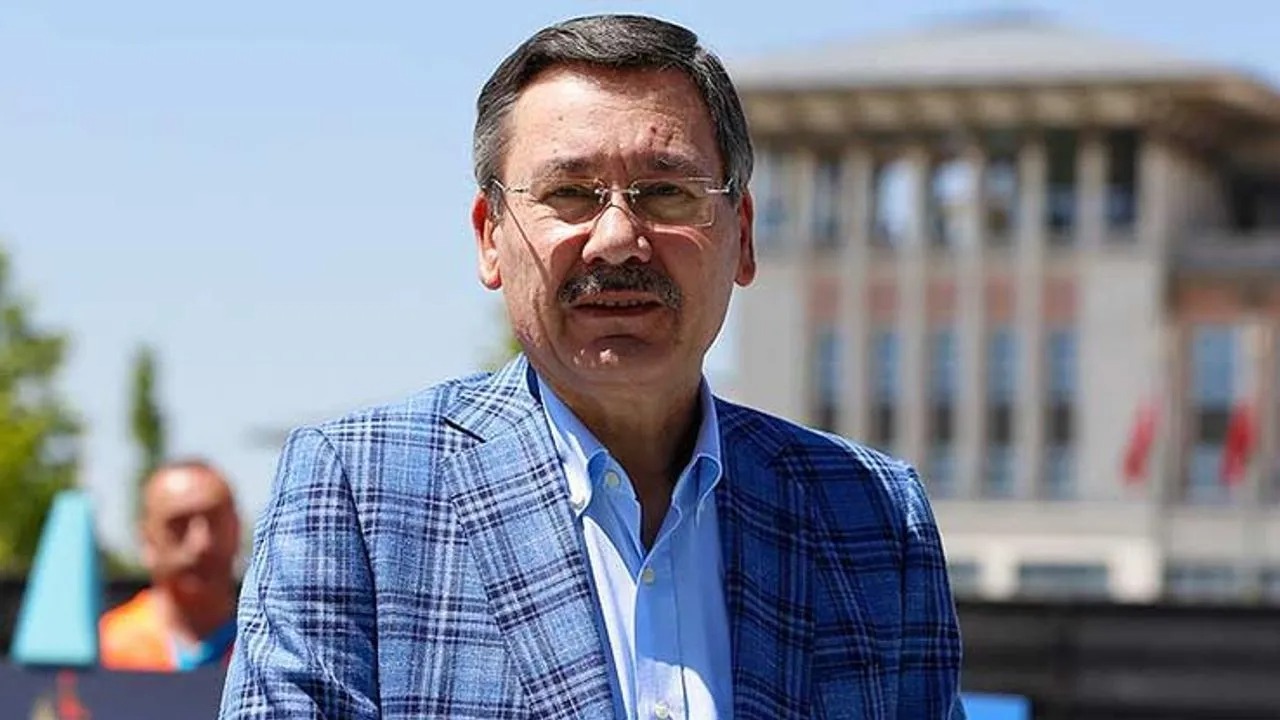 KALP AMELİYATI SONRASI DURUM İYİ
Melih Gökçek, kalp rahatsızlığı nedeniyle beş damarına bypass ameliyatı oldu. Bu önemli operasyon sonrası yoğun bakımda gözlem altında tutulan Gökçek, kısa sürede normal servise alındı. Sağlık durumunun iyiye gittiği ve iyileşme sürecinin planlandığı gibi devam ettiği açıklandı. Habertürk’ün aktardığına göre, doktorlar Gökçek’in sağlık durumunu stabil olarak değerlendiriyor.
